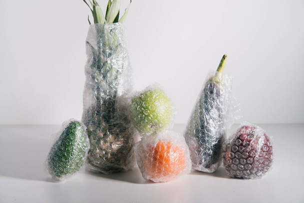 frutas y hortalizas envasadas en plástico - Foto, imagen