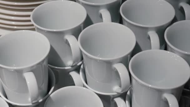 Пустые белые чашки - Кадры, видео