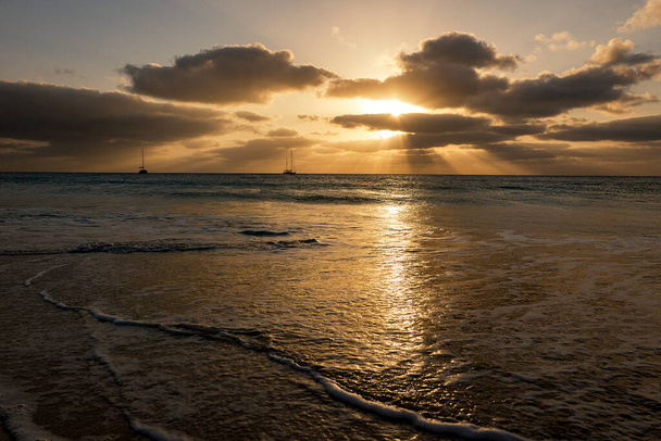 Puesta de sol sobre el océano - Foto, imagen