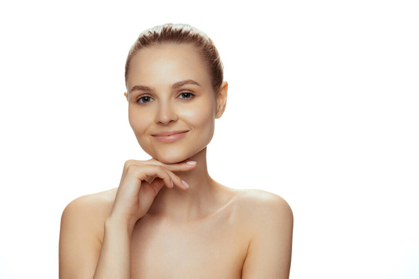 Πορτρέτο της νεαρής όμορφης γυναίκας χωρίς μακιγιάζ ποζάρουν απομονωμένη πάνω από το λευκό στούντιο backgorund - Φωτογραφία, εικόνα