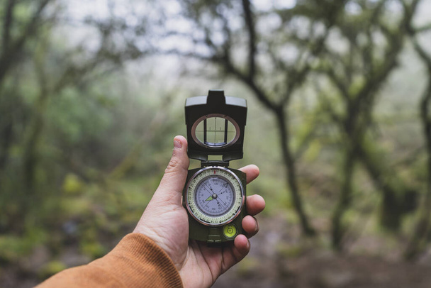 compass in the hands of a man in the forest - Fotoğraf, Görsel