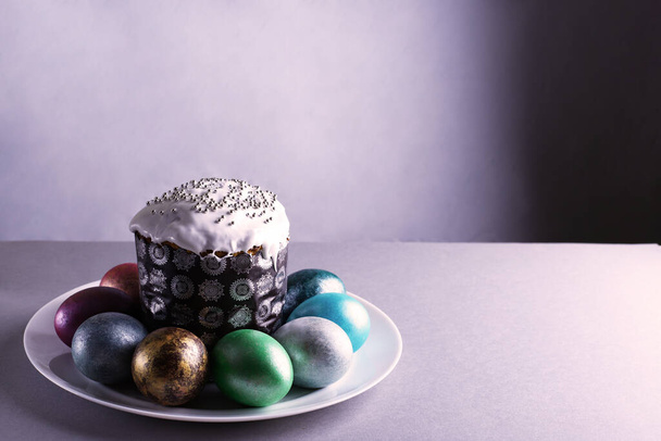 Červené velikonoční vajíčka na jasném pozadí. Velikonoční pozadí s vejci zavřít. Místo pro text. - Fotografie, Obrázek