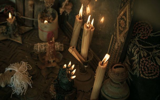Κεριά εγκαύματα στο βωμό, ισχυρή μαγεία μεταξύ των κεριών, ειδωλολατρική ή wicca έννοια - Φωτογραφία, εικόνα