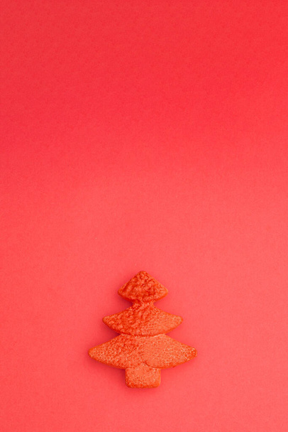 christmas gingerbread cookies on red background - Fotoğraf, Görsel