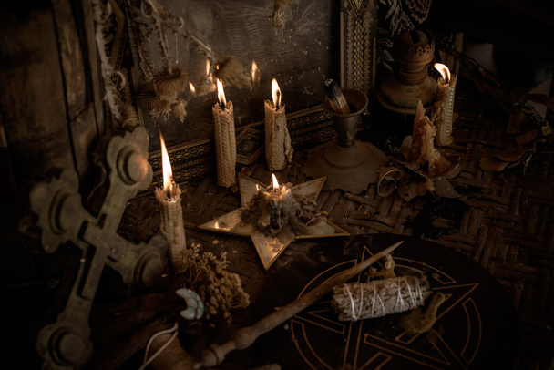 Svíčky hoří na oltáři, mocná magie mezi svíčkami, pohanské nebo wicca koncept - Fotografie, Obrázek