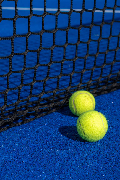 tennis ball on the court - Фото, изображение