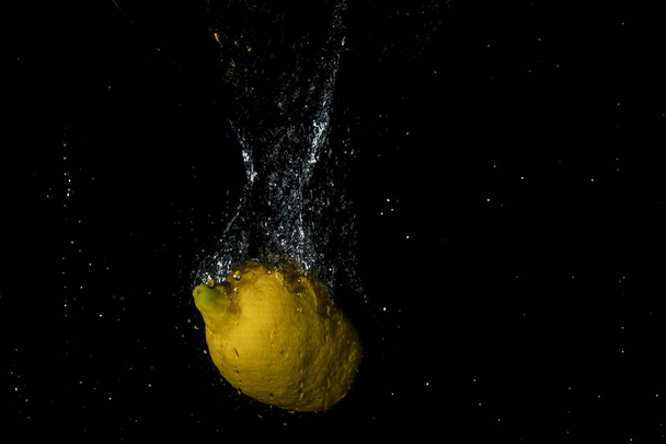 fresh yellow apple with water splashes on black background - Foto, Imagen