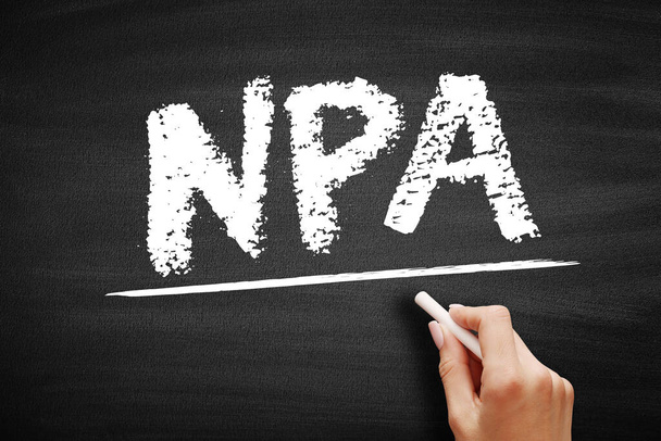 NPA不履行資産-遅延返済の対象となるか、または借り手によって完全に返済される可能性が低い銀行融資、黒板の頭字語テキスト - 写真・画像