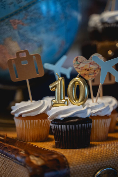 verjaardag cupcakes met kaarsen op houten achtergrond - Foto, afbeelding