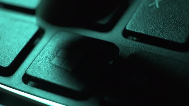 Persona presiona la tecla de menú en el teclado de la computadora a la luz verde - Imágenes, Vídeo