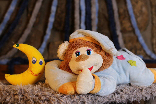 lähikuva nallekarhu pyjamassa pehmeä lelu - Valokuva, kuva