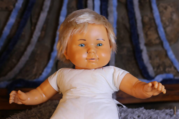 gros plan de poupée vintage sur tapis - Photo, image