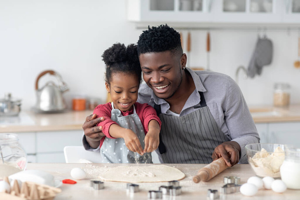 Aimer père noir enseigner à sa petite fille faire des cookies - Photo, image