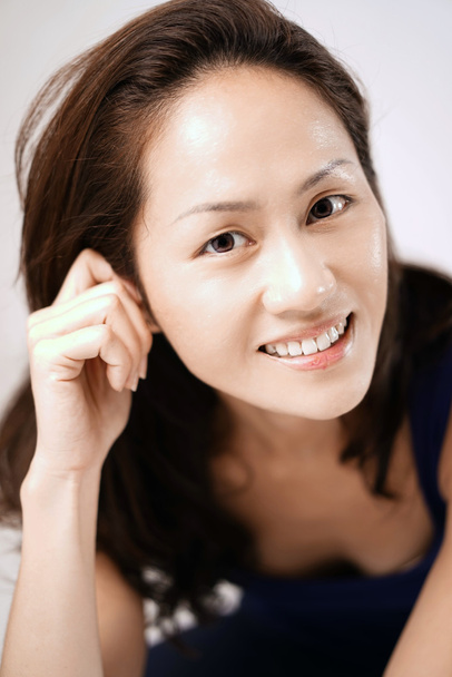 Азиатская китаянка принимает гламурную позу и улыбается
 - Фото, изображение