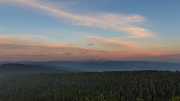 tijd lapse film van bewegende wolken en blauwe hemel bij zonsondergang van lariks berg in portland oregon 1080p - Video
