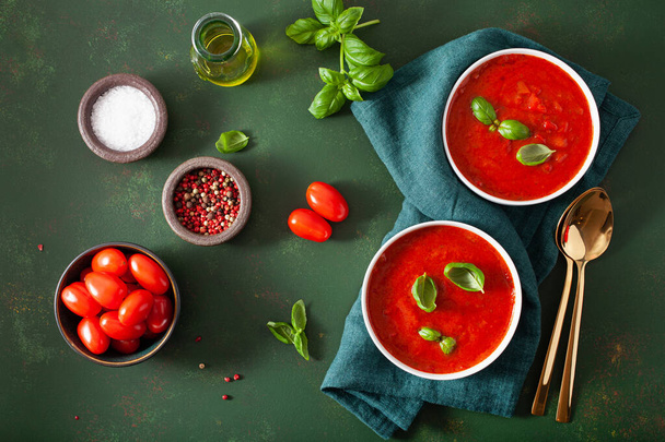 Yeşil arka planda domates ve dolmalık vejetaryen çorbası. - Fotoğraf, Görsel