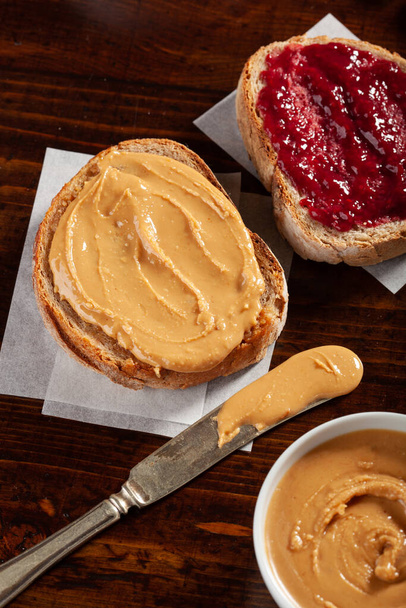 burro di arachidi liscio e pane tostato marmellata, panino tradizionale americano - Foto, immagini