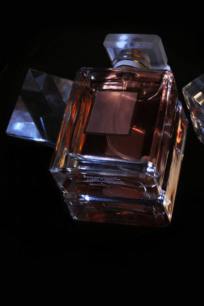 Karanlık bir arka planda parfüm şişesi  - Fotoğraf, Görsel