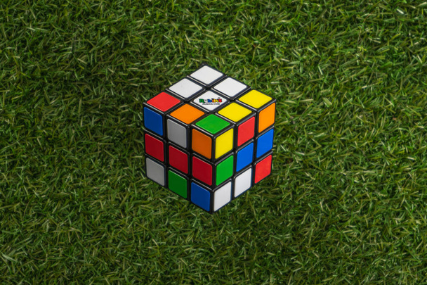 3d rendering of a colorful cube with a green background - Fotografie, Obrázek