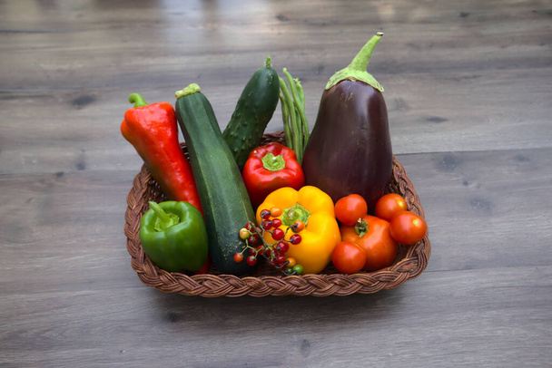 fresh vegetables in a basket on a wooden background - Fotografie, Obrázek