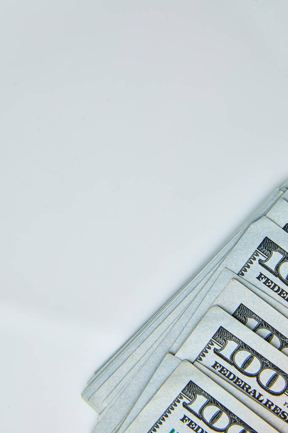 Flache Nahaufnahme auf den Banknoten für eine US-Hundert-Dollar-Banknote, Fragment eines Dollarscheins, Geldhintergrund, Kopierraum. - Foto, Bild