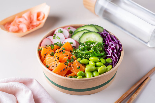 Ciotola Vegan Poke con salmone vegetale, wakame ed edamame - Foto, immagini