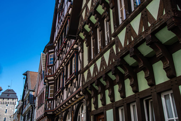 Όμορφα παλιά ημι-ξύλινα σπίτια στην παλιά πόλη του Linz am Rhein - Φωτογραφία, εικόνα