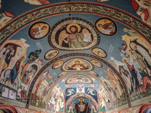 dentro de una iglesia ortodoxa - Baia Mare city, Rumania - Foto, Imagen