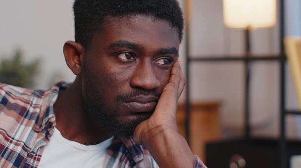 Αφροαμερικάνος στο σπίτι υποφέρει από πρόβλημα άδικης κατάστασης, χωρίζει, καταθλίβει, νιώθει άσχημα. - Φωτογραφία, εικόνα