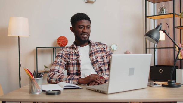 afroamericano fare conferenze telefoniche in webcam, studente concentrato studiare online a casa ufficio - Foto, immagini