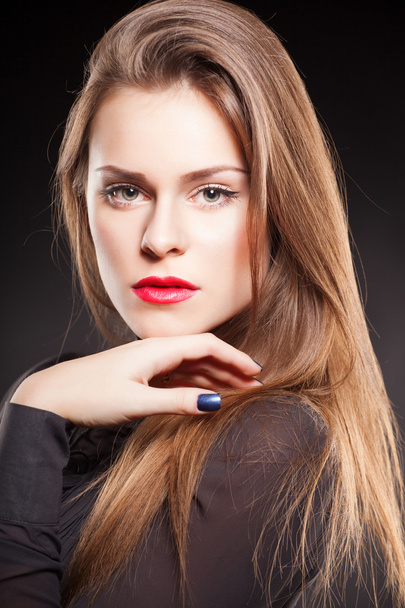 Portrait of an young girl with beautiful hair and makeup - Foto, afbeelding