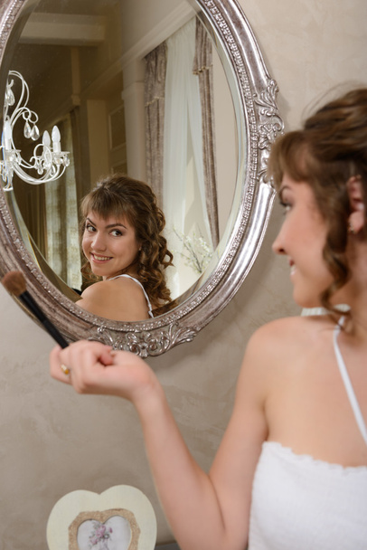 Jeune fille attrayante dans le miroir
 - Photo, image