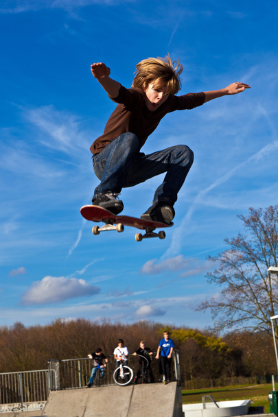 chlapec je skákání s jeho skateboard - Fotografie, Obrázek