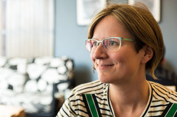 Retrato de cerca de una mujer atractiva de treinta años con gafas y una camisa clásica de rayas verdes, Bruselas, Bélgica - Foto, Imagen