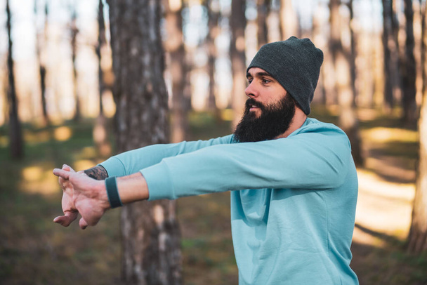 Man with beard enjoys exercising in nature. - Foto, imagen