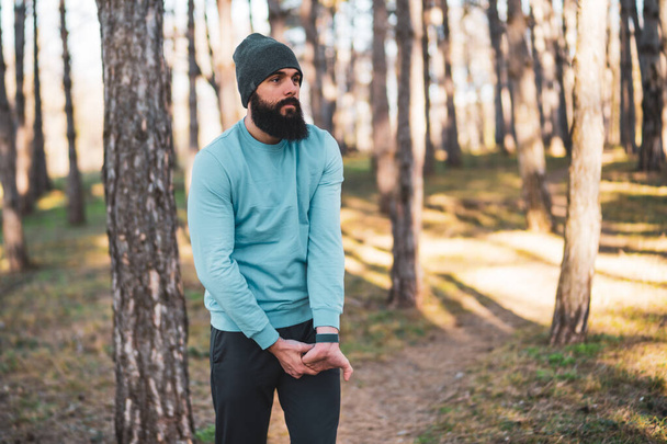 Man with beard enjoys exercising in nature. - Foto, Bild
