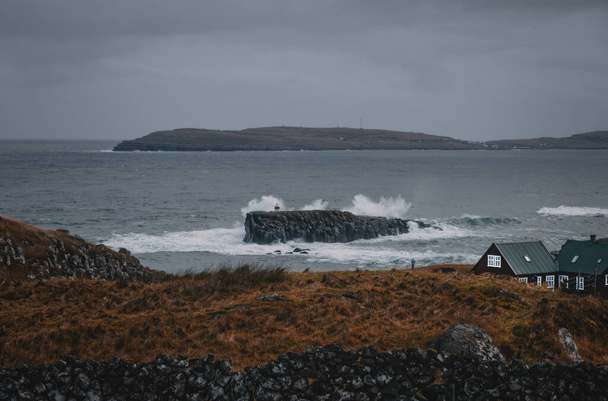 Danimarka 'nın Streymoy Adası, Faroe Adaları' nın başkenti Torshavn şehrinin dışındaki küçük adaların sonbahar manzarası. Dramatik manzara fotoğrafçılığı. Kasım 2021 - Fotoğraf, Görsel