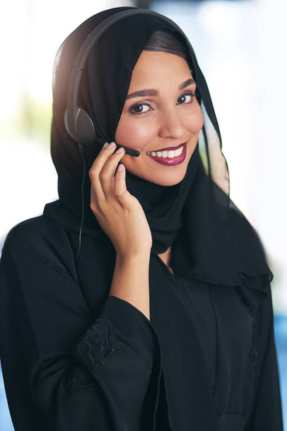 Přišel jsem zodpovědět vaše otázky. Portrét přátelského mladého muslima call centra agenta pracující v moderní kanceláři. - Fotografie, Obrázek