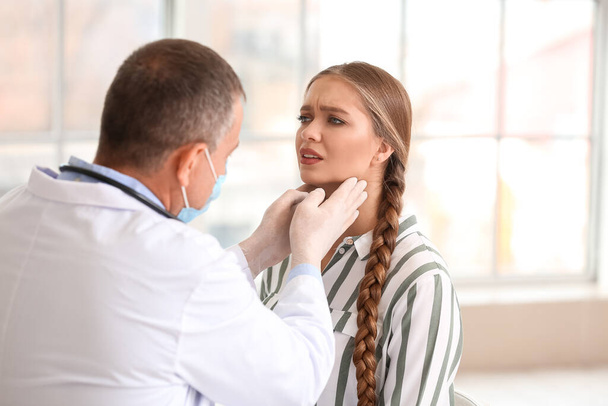 Γιατρός εξετάζει το λαιμό της γυναίκας στην κλινική - Φωτογραφία, εικόνα