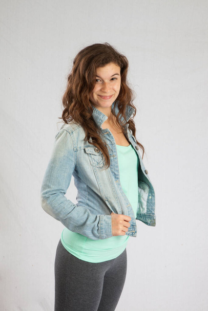 Mulher encantadora em uma jaqueta jean e um sorriso - Foto, Imagem