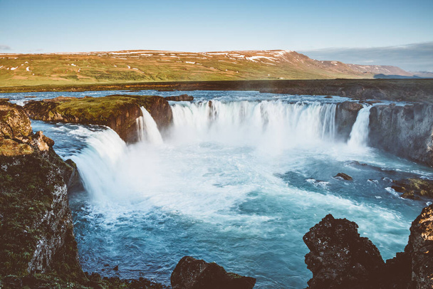 Bella vista della potente cascata Godafoss. Attrazione turistica popolare. Splendida scena. Ubicazione Valle di Bardalur, fiume Skjalfandafljot, Islanda, Europa. Effetto vintage. Filtro Instagram. Mondo della bellezza - Foto, immagini