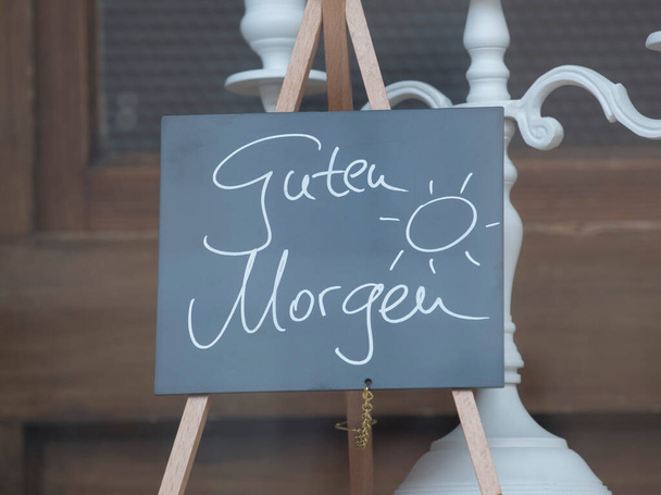 egy jó reggelt üdvözlő tábla németül mondván: Guten Morgen - Fotó, kép