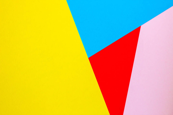 Abstraktní pozadí s barevným papírem modrá žlutá červená barva. - Fotografie, Obrázek