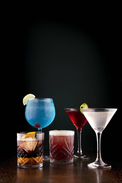 Kolekcja klasycznych koktajli takich jak blue curacao, martini, negroni, jack berry fritzgerald - Zdjęcie, obraz