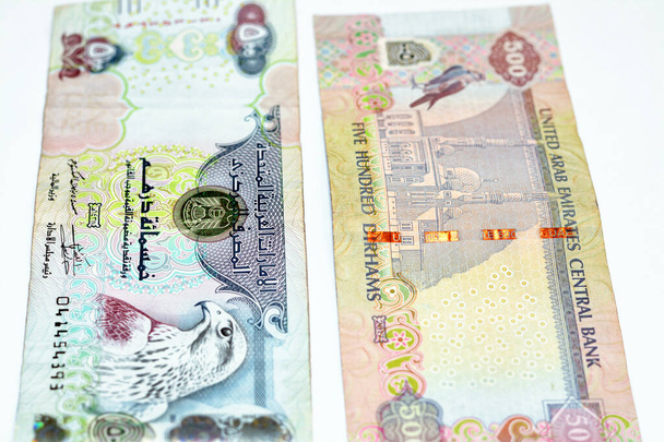 500 AED 500 Dirhams bankjegy az Egyesült Arab Emírségekből, az oldalsó oldalon jobb oldalon egy Sparrowhawk, a hátsó oldalon egy sólyom és egy Jumeirah mecset, az Emirates bankjegyek fehér alapon elkülönítve - Fotó, kép
