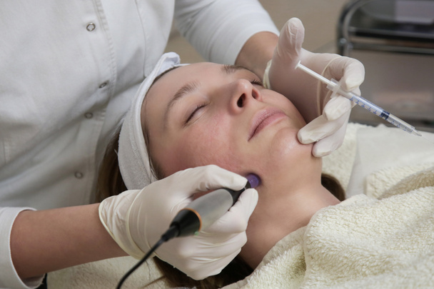 Mezoterápia. Nő, amelynek dermapen arckezelés.Mikrotű kozmetikai kezelés a bőrgyógyászatnál. - Fotó, kép