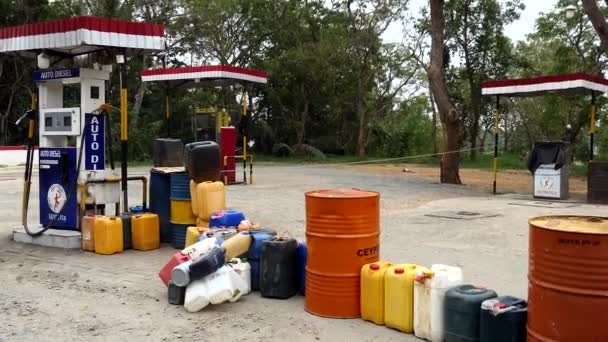 ガレ、スリランカガス不足のために満たされるのを待っているガソリンスタンドでのプラスチック製のジャグ.  - 映像、動画