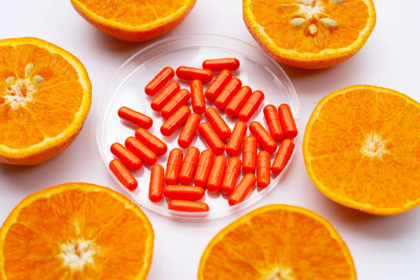 Pilules de vitamine C aux agrumes orange frais isolés sur fond blanc
. - Photo, image