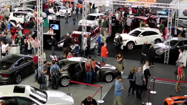 Exposition automobile - voitures stationnées et personnes marchant et regardant les voitures - intérieur
 - Séquence, vidéo
