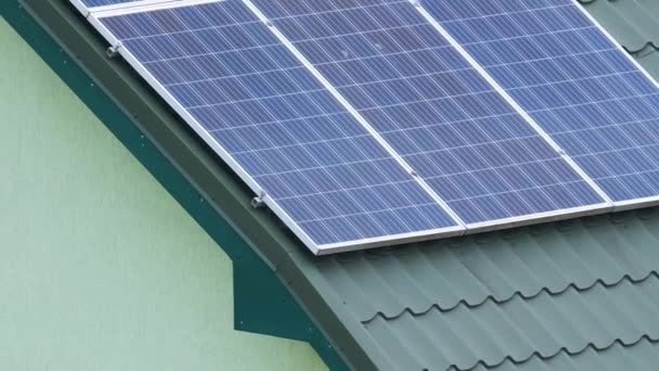 Woonhuis met dak bedekt met fotovoltaïsche panelen op zonne-energie voor de productie van schone ecologische elektrische energie in de buitenwijken van het platteland. Begrip autonoom huis - Video